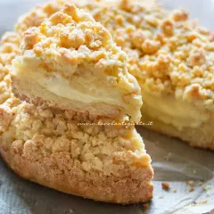 Sbriciolata alla crema: un dolce goloso con un guscio croccante e un cuore morbido e vellutato. Perfetta per ogni occasione.