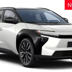 Nowy, biały SUV Toyota bZ4X z czarnymi dodatkami i stylowymi felgami. Nowość na rynku!