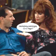 Al Bundy i Peggy siedzą na kanapie, dyskutując o swoim życiu. "Jesteśmy patologią. Co z tego?" - mówi Peggy, co idealnie oddaje ducha "Świata według Bundych".