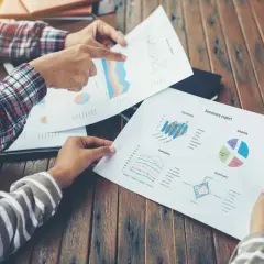 Analiza danych i wykresów, kluczowych dla informatyki i ekonometrii, podczas spotkania zespołu.