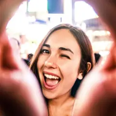 Un sorriso contagioso e un occhiolino: ecco come piacere alle persone. La gioia è il segreto per connettersi.