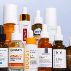 Eine Auswahl an Seren, darunter ein Vitamin C Serum mit 15 Prozent, für strahlende Haut.