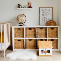 Schöne kinderzimmer ordnung ideen: ein Gitterbett, ein Regal mit Weidenkörben, Spielzeug und ein Globus.
