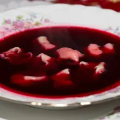 Gorący, parujący barszcz czerwony z uszkami w ozdobnej miseczce. Idealny na Wigilię.