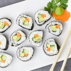 Sushi: Jaki ocet ryżowy wybrać? Przepis na sushizu krok po kroku