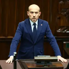 Borys Budka, polityk, przemawia w sejmie. Jego wiek nie jest widoczny, ale jego postawa sugeruje doświadczenie.