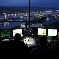 Fluglotsen im Tower überwachen den Flugverkehr bei Nacht. Die Ausbildung zum Fluglotsen ist anspruchsvoll, aber das Gehalt attraktiv.