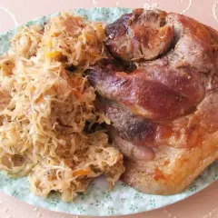 Pyszna golonka w kapuście kiszonej, pieczona do perfekcji, z chrupiącą skórką i soczystym mięsem. Idealny polski obiad.