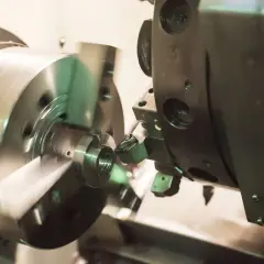 Precyzyjne toczenie CNC metalowego elementu na obracającym się wrzecionie.