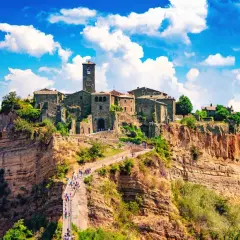 Antico centro storico su una rupe, con un ponte pedonale che conduce al borgo.