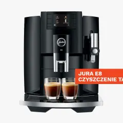 Czarny ekspres Jura E8 z dwoma filiżankami kawy. Wskazówka: jura czyszczenie tabletką.
