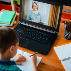 Zdalne nauczanie ile godzin dziennie? Sprawdź, co mówią rodzice