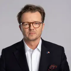 Michał Wawrykiewicz, prawnik i działacz społeczny, w garniturze z flagami UE i Polski. Jego życiorys to historia walki o prawa obywatelskie.