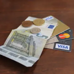 Euro banknoty, monety i karty płatnicze Visa i Mastercard. Alior karta wielowalutowa to wygodne rozwiązanie.