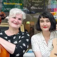 Zwei Musikerinnen mit Cello und Ukulele, bereit für das Hörbuch "das kunstseidene Mädchen".