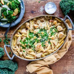 Krämig kycklingpasta med parmesan och färska örter. En rätt så god att man vill säga "marry me kyckling"! Serveras med en frisk grönkålssallad.