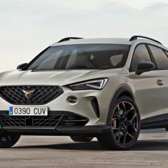 Nowoczesny SUV marki Cupra w kolorze piaskowym, z czarnymi felgami i miedzianymi akcentami.