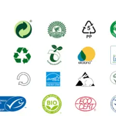 Kolekcja znaków ekologicznych, symboli recyklingu i certyfikatów, które świadczą o ciekawych projektach ekologicznych.