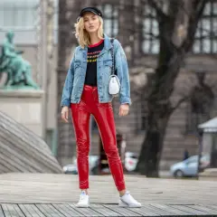 Czerwone spodnie: Z czym łączyć? Modne stylizacje na każdą okazję