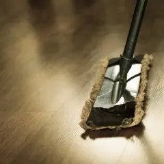 Jaki mop wybrać? Ekspert radzi: czyste podłogi bez smug!