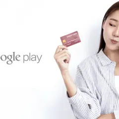 Kobieta z kartą kredytową obok logo Google Play. Dowiedz się, jak usunąć kartę z Google Play.