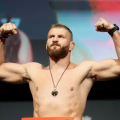 Jan Błachowicz, wojownik wagi lekkiej UFC, napina bicepsy na ważeniu.