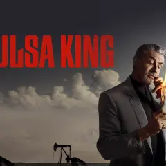 Sylvester Stallone als Tulsa King zündet eine Bordkarte an. Der Titel "Tulsa King stream" prangt über einer Ölförderlandschaft.