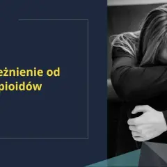 Czarno-białe zdjęcie osoby obejmującej się, z tekstem "Uzależnienie od opioidów" na ciemnym tle.