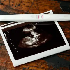 Test ciążowy z dwoma kreskami i zdjęcie USG. To już 7 tydzień ciąży, małe serduszko bije!