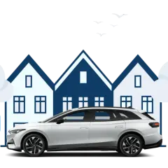 En vit elbil laddas vid ett hus. Tänk på vad som ingår i leasing av bil för en bekymmersfri vardag.
