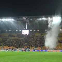 Dym z rac zasnuwa trybuny stadionu, gdzie kibice dopingują swoją drużynę. Czy to najgorszy klub na świecie, czy tylko zły dzień?