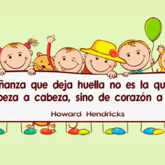 Niños sonrientes sostienen un cartel con frases para alumnos de primaria: "La enseñanza que deja huella no es la que se hace de cabeza a cabeza, sino de corazón a corazón.