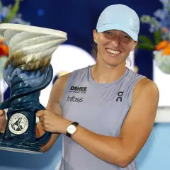 Uśmiechnięta tenisistka z pucharem Cincinnati Open, symbol triumfu i potencjalnie kolejny krok w kierunku WTA ranking wszechczasów.