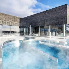 Nowe Termy Warmińskie zachwycają nowoczesną architekturą i basenami z parującą wodą. Warto sprawdzić opinie przed wizytą!
