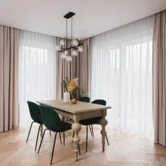 Eleganckie zasłony i firany z subtelnym marszczeniem tworzą przytulną atmosferę. Różne rodzaje marszczenia firan dodają wnętrzu charakteru.