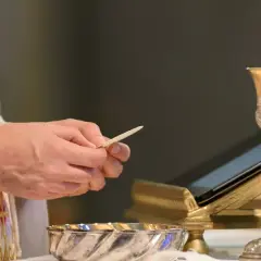 Ile kosztuje msza w intencji zmarłego? Sprawdź ceny i szczegóły