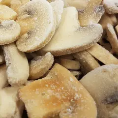 Zamrożone plasterki bananów, posypane cukrem. Czy pieczarki można mrozić? Tak, ale te wyglądają jak słodka przekąska.