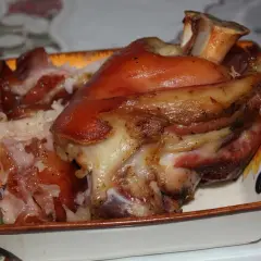 Najlepsza golonka gotowana i pieczona, soczysta i rumiana, podana na ozdobnej zastawie.