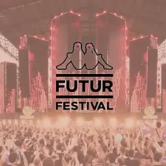 Un pubblico festante al Kappa Futur Festival, con il logo del festival in primo piano.