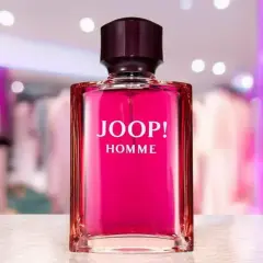 Szklana butelka z różowym płynem i napisem JOOP! HOMME. Ten zapach 125ml to idealny wybór dla każdego mężczyzny.