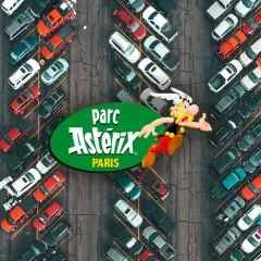 Vue aérienne d'un parking rempli de voitures, avec le logo du Parc Astérix et Astérix lui-même. Idéal pour un camping-car !