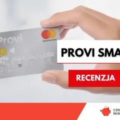 Dłoń trzyma srebrną kartę Provi Smart. Obok widnieje napis "RECENZJA", sugerujący analizę tej karty kredytowej.