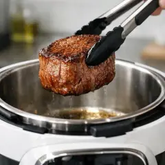 Un beau filet mignon, parfaitement saisi, est retiré d'un Cookeo. Un délice à portée de main !