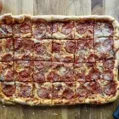 Domowa pizza na blachę z pepperoni, idealna na rodzinne spotkanie. Przepis na blachę jest prosty i szybki.