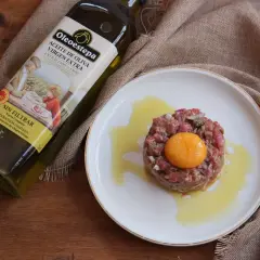 Steak tartar receta original, con yema de huevo y aceite de oliva virgen extra Oleoestepa.