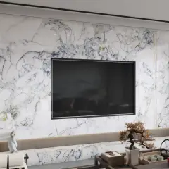 Elegancka ściana w salonie z telewizorem, ozdobiona wzorem marmuru i zielonymi akcentami.