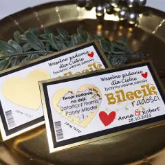 Złote zdrapki na wesele "Bilecik radości" z zadaniami dla gości. Idealny sposób, jak dać zdrapki na wesele, by zapewnić mnóstwo śmiechu i zabawy!
