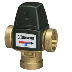 Mosiężny zawór trójdrożny ESBE z czarną obudową, kluczowy element instalacji grzewczej, decydujący o tym, czy zawór trójdrożny znajdzie się przed czy za pompą.