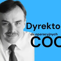 Uśmiechnięty mężczyzna z wąsami, dyrektor ds. operacyjnych, czyli COO, w białej koszuli i krawacie.