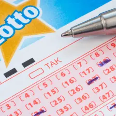 Kupon Lotto z zaznaczonymi liczbami, gotowy do gry w multi systemy na 3 liczby. Długopis czeka na kolejne wybory.